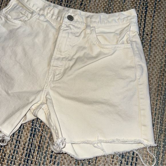 Brandy Melville Off-White Cream Denim Cut-Off Shorts Size Medium - Picture 4 of 8